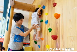 子どもたちが自由に体を動かせるアクティビティがあります